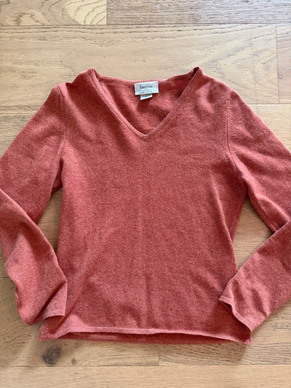 Neiman Marcus Women's V-Neck Cashmere Sweater in Rust size S